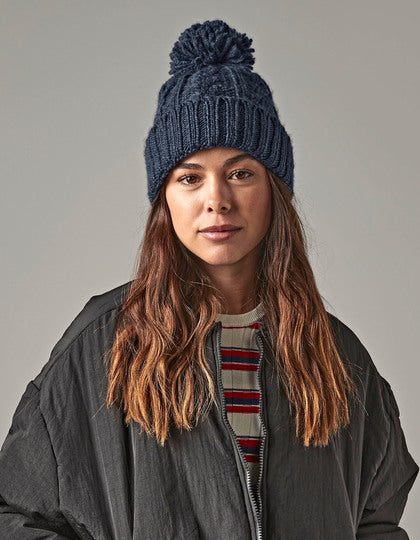 Beechfield B480 Cable Knit Melange Beanie – leverantörens modellbild