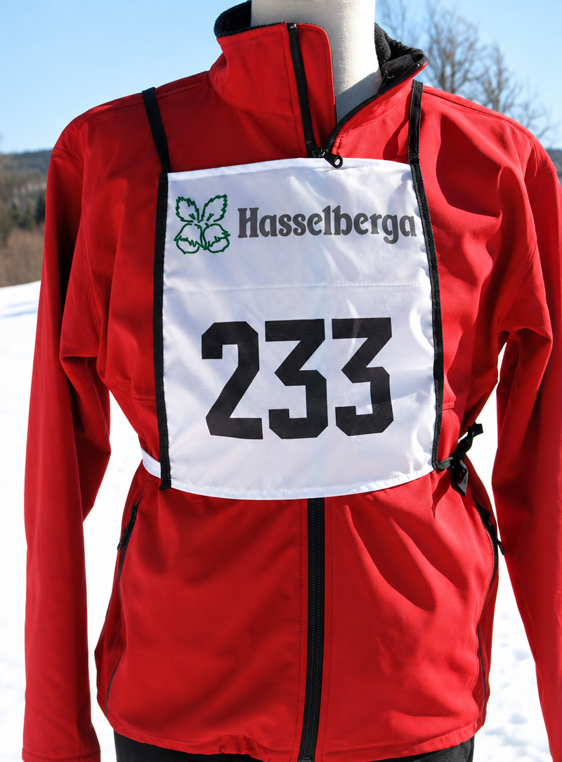Dubbelsidig nummerlapp med knytband – exempeltryck med Hasselberga